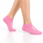 UNISEX ΠΕΤΣΕΤΕ ΣΟΣΟΝΙ 4PACK ΡΟΖ – σε γυναικεία πόδια με πλαϊνό βηματισμό