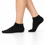 ΣΕΤ ΚΟΝΤΑ ΜΑΥΡΑ ΚΑΛΤΣΑΚΙΑ UNISEX 12 PACK 100%ΒΑΜΒΑΚΙ – σε γυναικεία πόδια με πλαϊνό βηματισμό