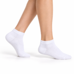 ΣΕΤ ΚΟΝΤΑ ΛΕΥΚΑ ΚΑΛΤΣΑΚΙΑ UNISEX 12 PACK 100%ΒΑΜΒΑΚΙ – σε γυναικεία πόδια με πλαϊνό βηματισμό