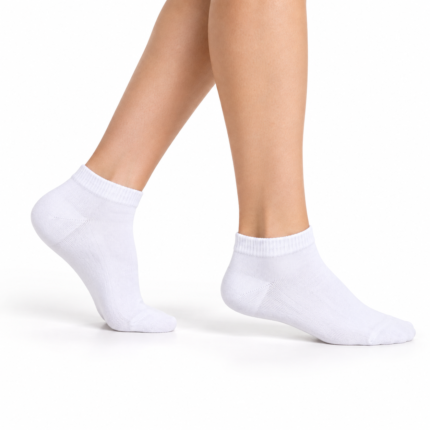 ΣΕΤ ΚΟΝΤΑ ΛΕΥΚΑ ΚΑΛΤΣΑΚΙΑ UNISEX 12 PACK 100%ΒΑΜΒΑΚΙ – σε γυναικεία πόδια με πλαϊνό βηματισμό
