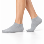 ΣΕΤ ΚΟΝΤΑ ΓΚΡΙ ΚΑΛΤΣΑΚΙΑ UNISEX 12 PACK 100%ΒΑΜΒΑΚΙ – σε γυναικεία πόδια με πλαϊνό βηματισμό